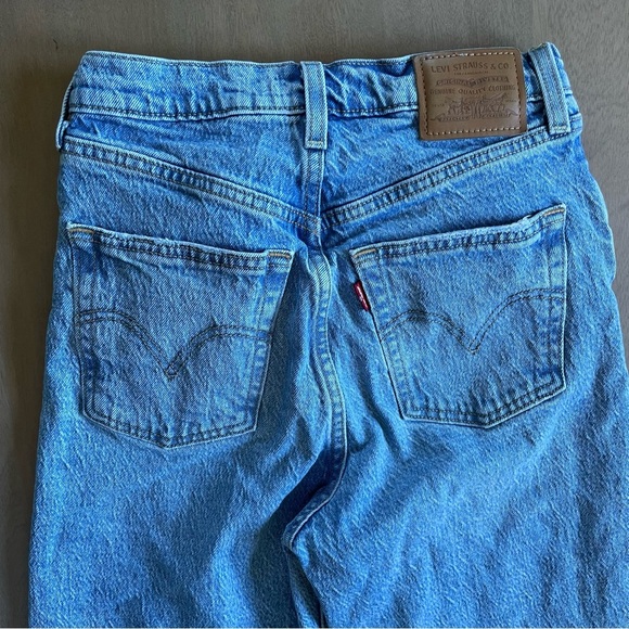 Levi’s Light Blue Ribcage Straight Ankle Jeans - Picture 5 of 7